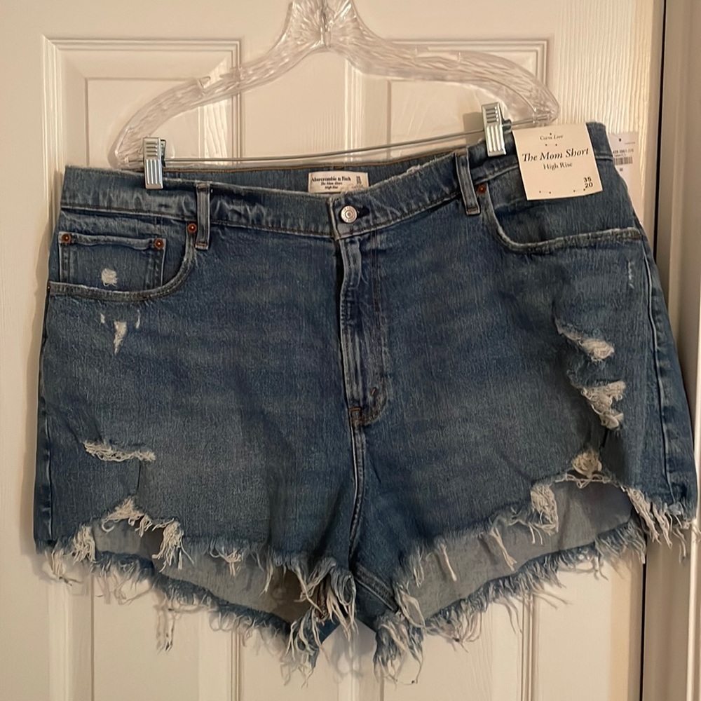 NWT! Abercrombie distressed "The Mom Short" denim shorts - high rise